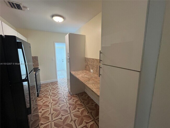 Foto del edificio - 920 NE 130th St