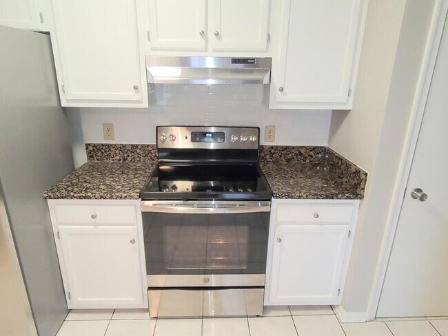 Building Photo - 3220 Holly Ridge Dr
