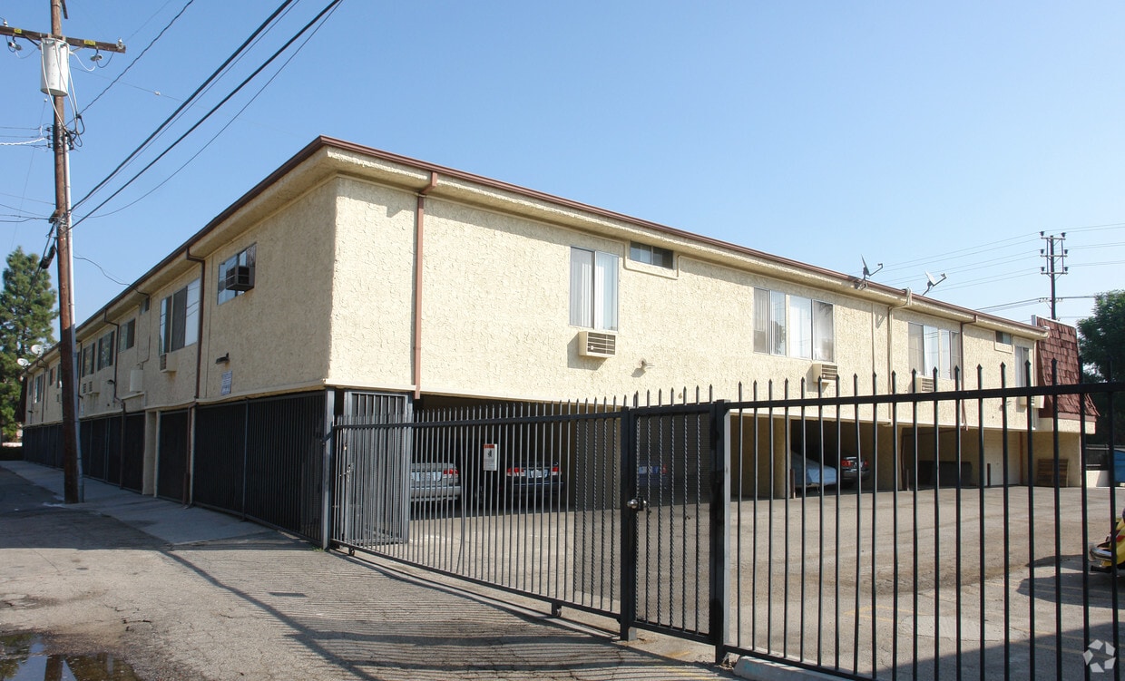 5851 Hazeltine Avenue - haz585
