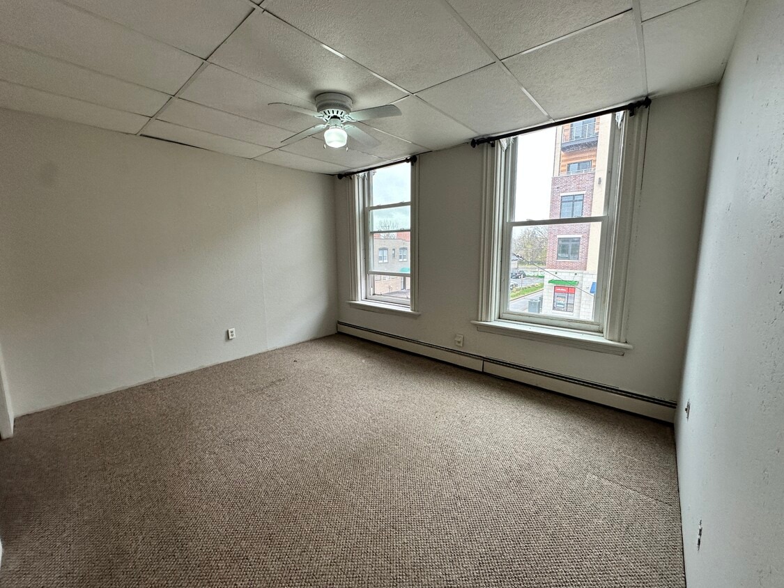 Primary Photo - 516 Broadway St S