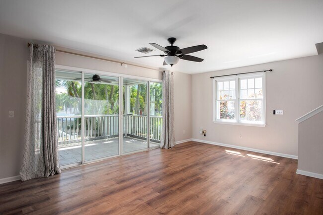 Building Photo - 3 bedroom 2 bathroom with office at the Go...
