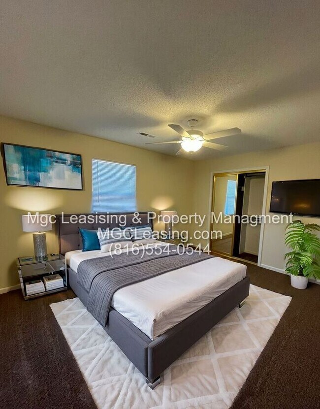Foto del edificio - Spacious Townhome in Lee's Summit with Fireplace, Garage, and In-Unit Laundry