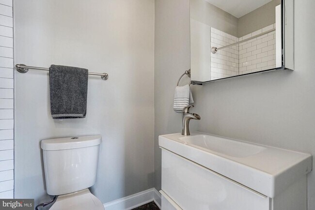 Building Photo - 1013 E St SE