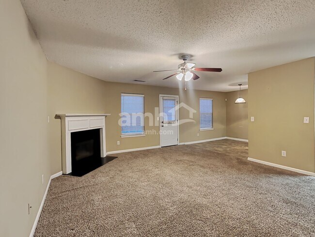 Foto del edificio - 369 Hidden Creek Ln