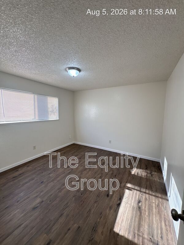 Building Photo - 726 S Locust St