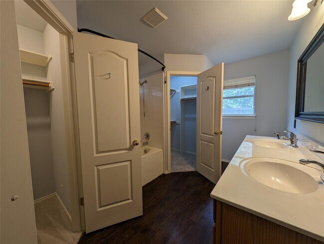 Foto del edificio - 717 Birch Brook Ln