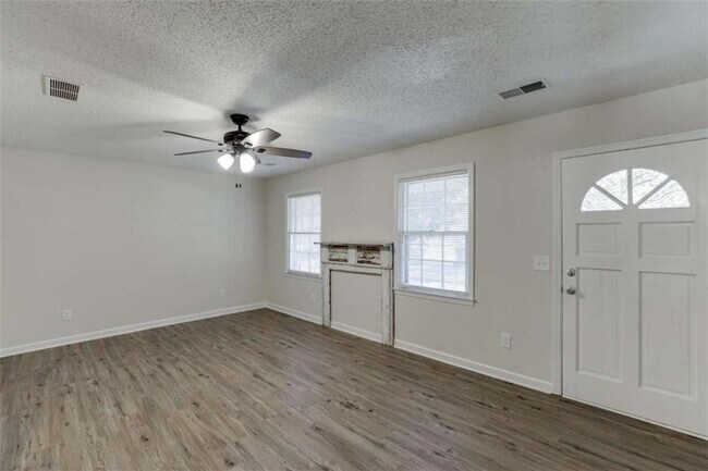 Building Photo - 1755 Straw Valley Rd