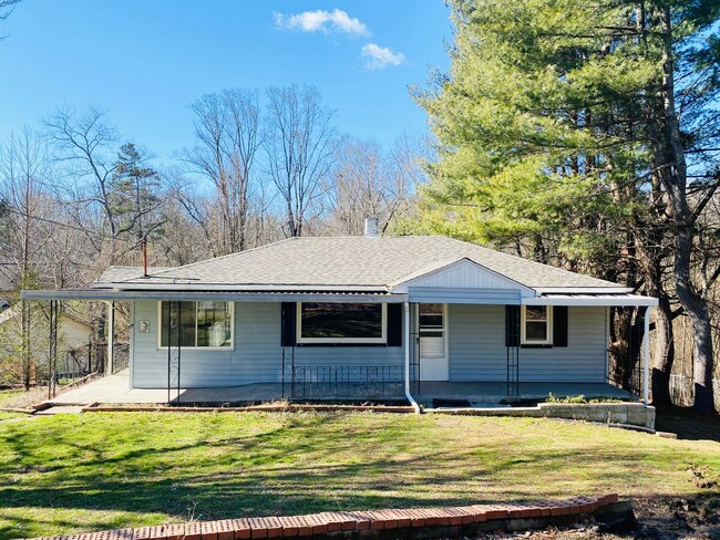 Building Photo - Cute, 3 bedroom, 1 bathroom West of Asheville