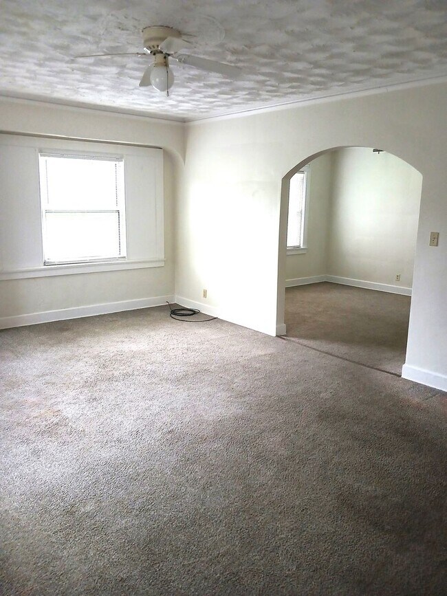 Foto del edificio - 4 bedroom 2 full baths Upper Northside Youngstown