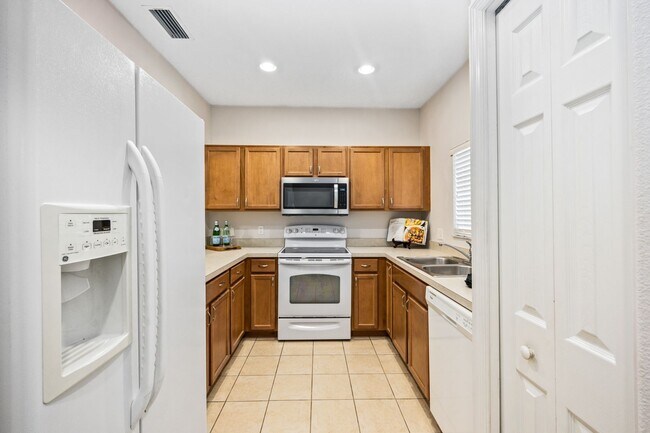 Building Photo - Beautiful Lake View 2bed/ 2.5 bath PLUS DE...