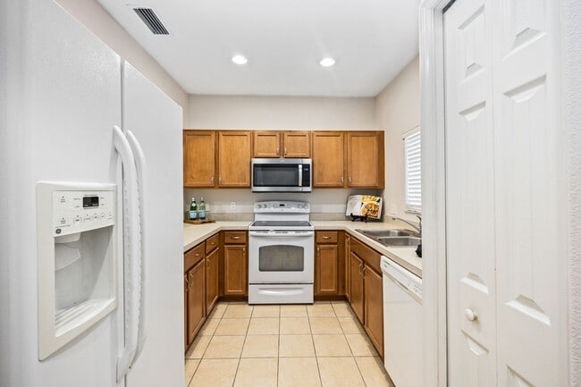 Foto del edificio - Beautiful Lake View 2bed/ 2.5 bath PLUS DE...