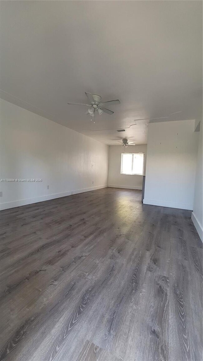 Foto del edificio - 2150 SW 26th St