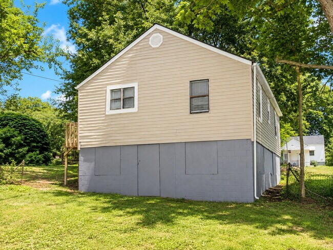 Foto del edificio - Bright 3-Bedroom Home with Covered Porch, Fireplace & Wooded Backyard