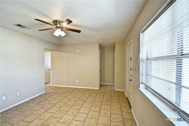 Foto del edificio - 525 Buttercup Ln