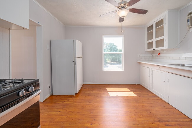 Kitchen2 - 1330 Yale St