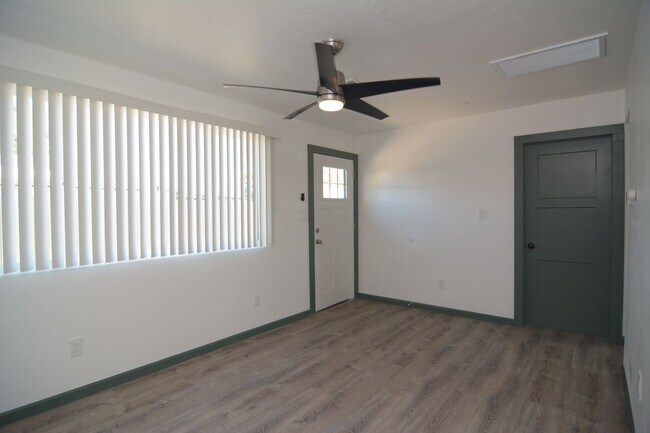 Foto del edificio - Remodeled 2 Bedroom 1 Bath Duplex! Great Central Tucson Location!