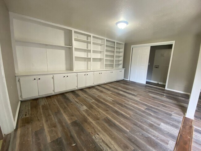 Foto del edificio - 4 Bedroom House Available