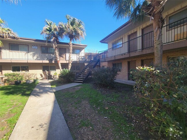 Building Photo - 1530 Heights Blvd