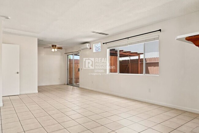 Foto del edificio - 3009 Canyon Crest Dr