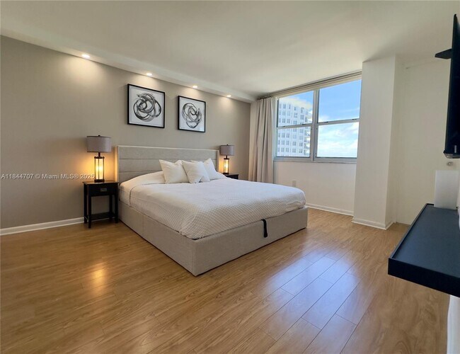 Foto del edificio - 5701 Collins Ave