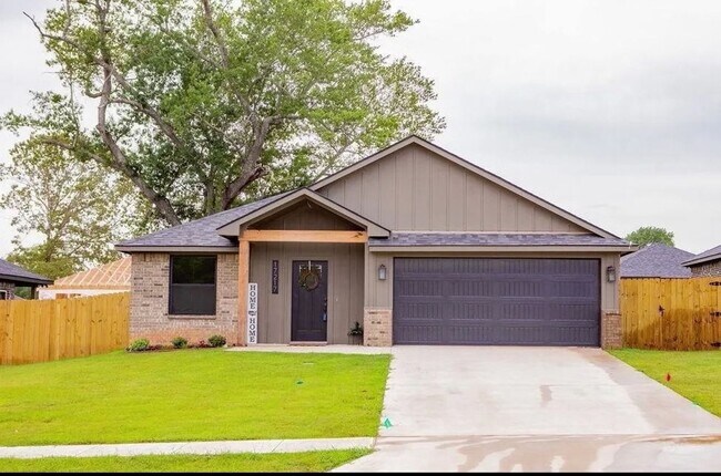 Building Photo - Coming Soon! Stunning 4 Bed 2 Bath in Lind...