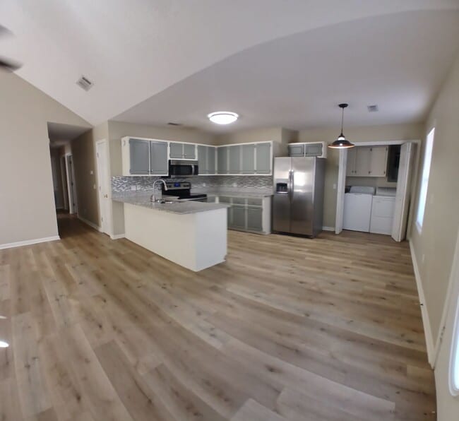 Building Photo - 3 Bed/ 3 Bath located just off South Lamar...