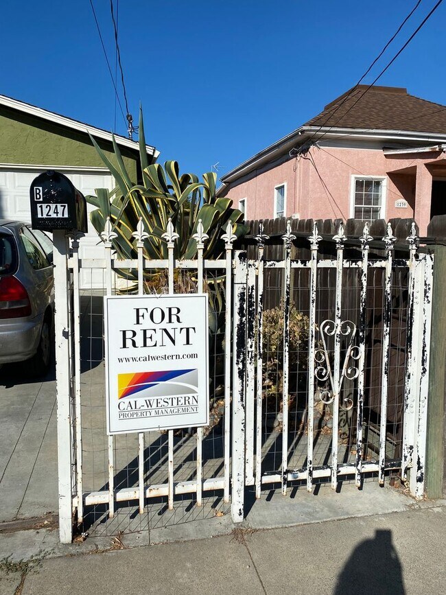 Building Photo - Large 1 bed Duplex w/all utilities included!