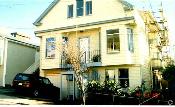 Building Photo - 579 Moultrie St