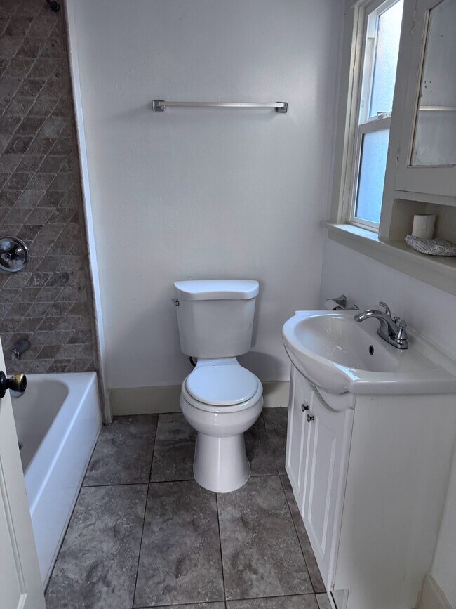 Building Photo - 174 W 43rd St