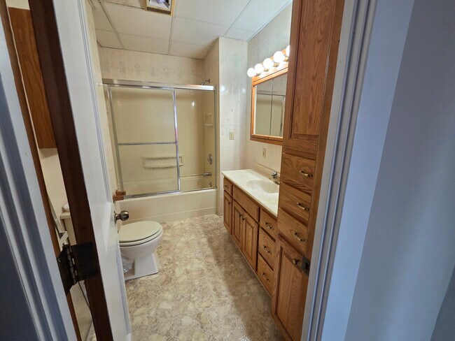Baño - 709 Marshall St