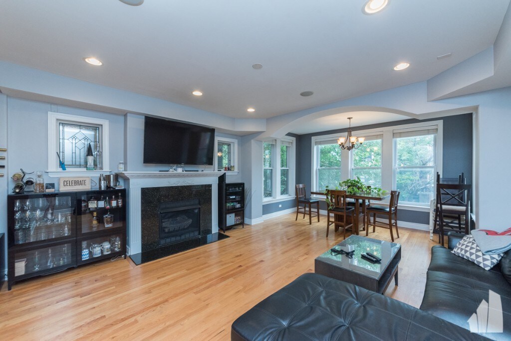 727 W Bittersweet Pl, Chicago, IL 60613 Condo for Rent in Chicago, IL