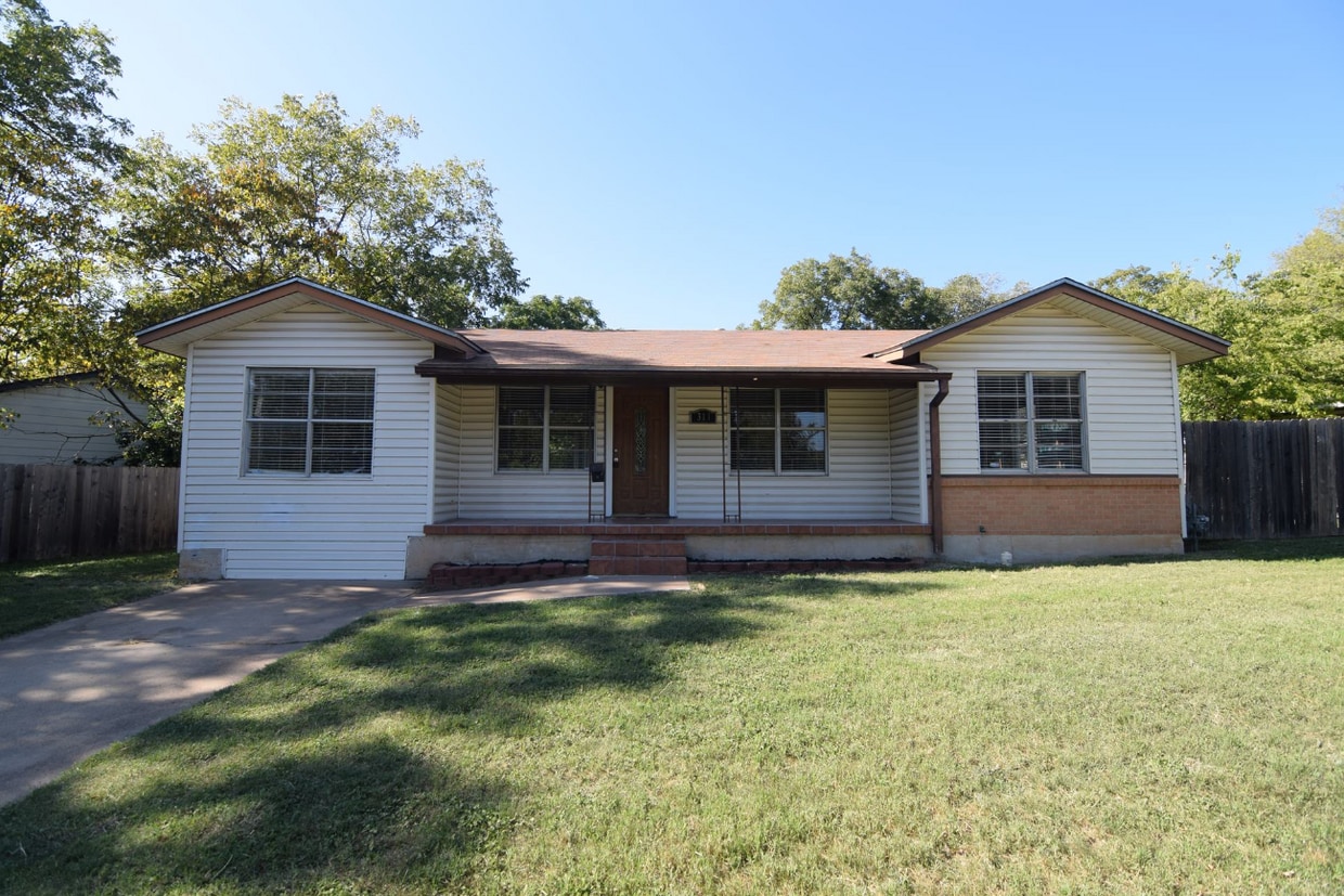 Primary Photo - 311 Crockett Dr