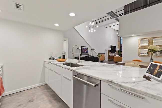 Foto del edificio - 3434 Russell St