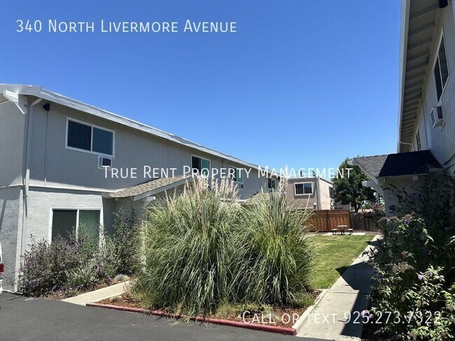 Building Photo - Well Kept 2-Story Apartment Close to Downt...