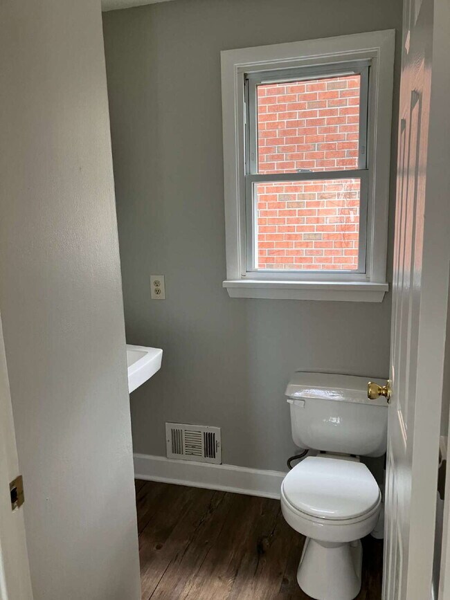Foto del edificio - Available May 1!  Spacious 3 BR, 1.5 Bath in East Rochester