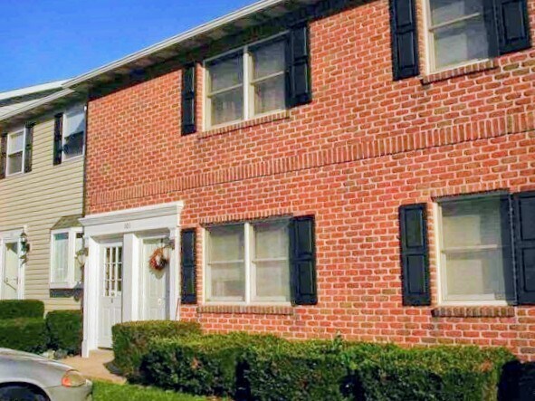 Front of Building - 101 Wyncote Ct