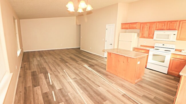 Building Photo - 3 Bedroom 2 Bath Single Family Home