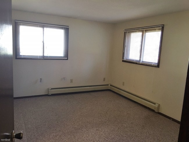 Building Photo - 202 Village Dr