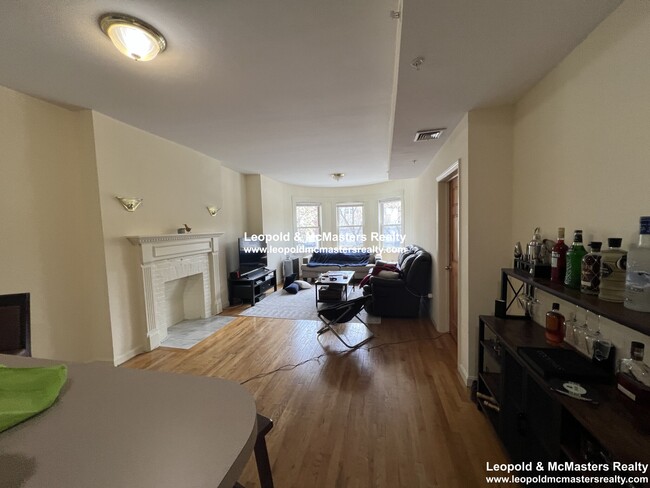 Building Photo - 1424 Beacon St