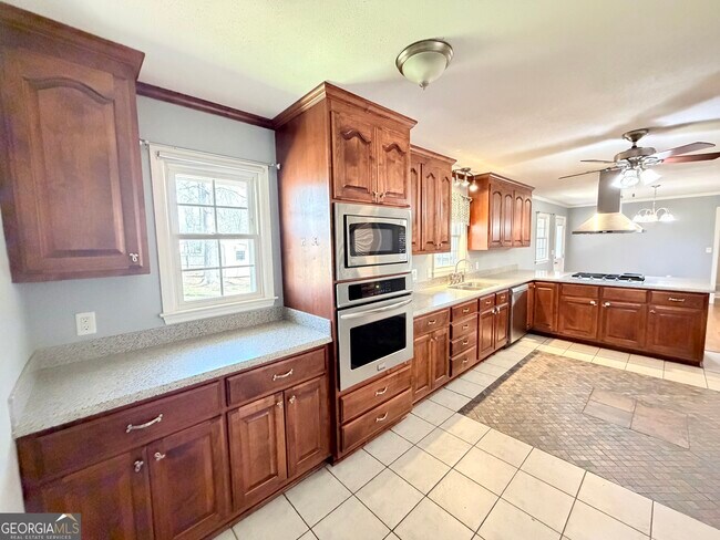 Foto del edificio - 560 Greencrest Dr