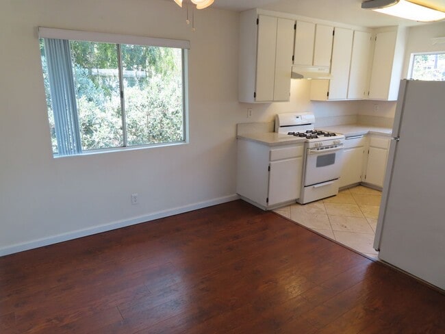 Building Photo - Renovated 2 Bed, 2 Bath Apartment in the h...
