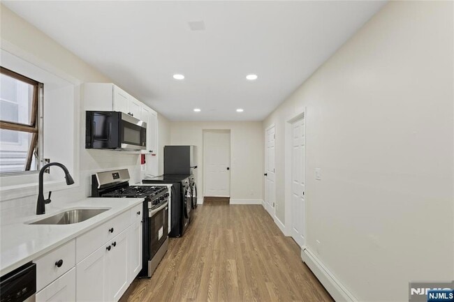 Building Photo - 86 Farnham Ave