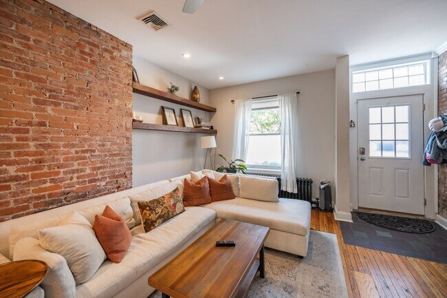 Foto del edificio - Two Bed Graduate Hospital Townhome