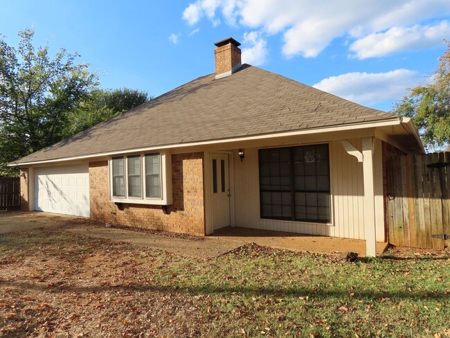 Building Photo - Whitehouse ISD! Handsome 3 Bedroom, 2 Bath...