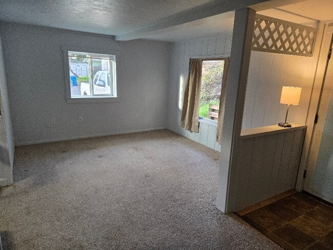 Building Photo - 308 Maple St