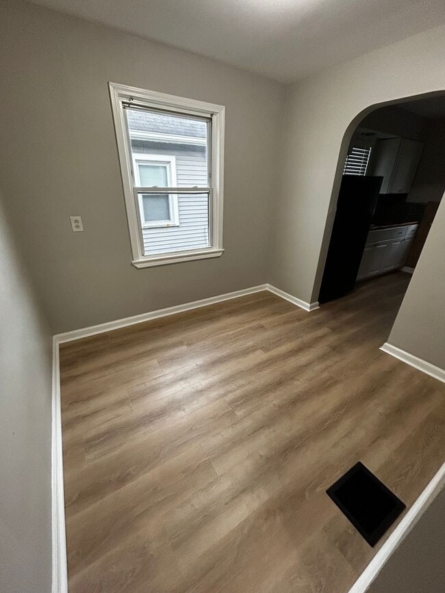 Building Photo - CUTE 2 BEDROOM HOUSE WITH LARGE BACKYARD IN HAMILTON! QUIET STREET