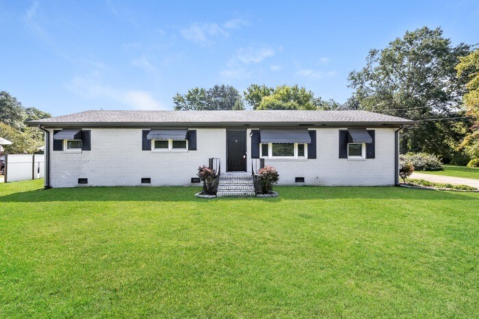 Primary Photo - Charming 3 Bedroom Home with Fantastic Bac...