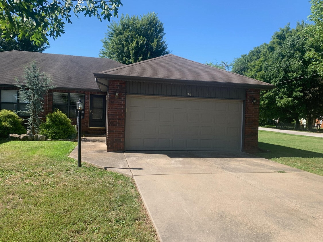 Front - 216 W Wade St