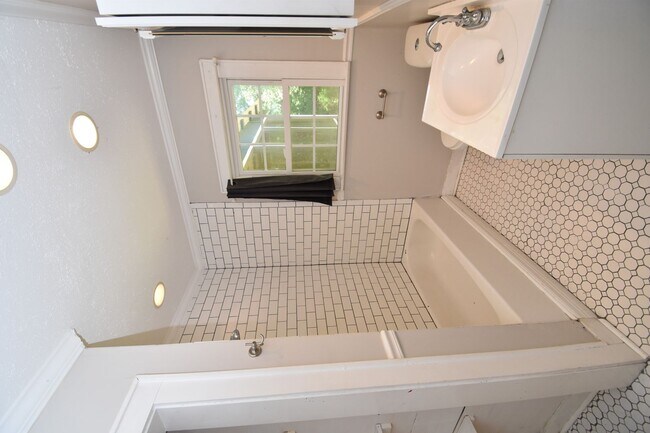 Building Photo - Cute 3 Bed 2 Bath with Hardwood Floors & G...