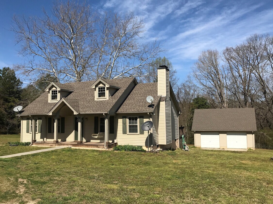 Primary Photo - Cute & Inviting Country Home For Rent